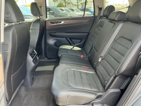 Certified 2025 Volkswagen Atlas SEL AWD/4WD image 17