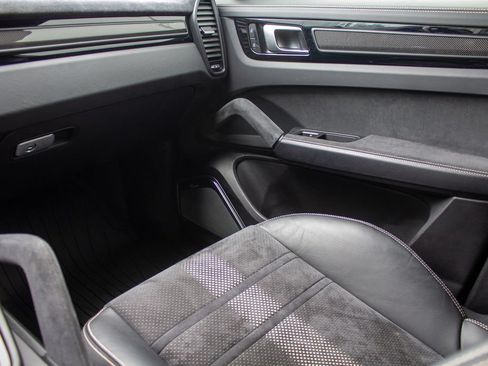 Used 2023 Porsche Cayenne Turbo GT AWD/4WD image 20