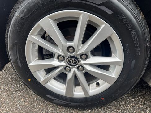 Used 2025 Toyota Camry LE image 30