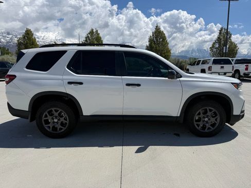 Used 2025 Honda Pilot TrailSport image 3