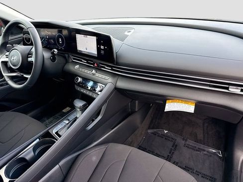 Certified 2025 Hyundai Elantra SEL image 28