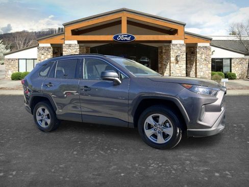 Used 2022 Toyota RAV4 LE AWD/4WD image 3
