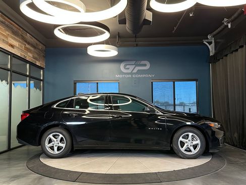 Used 2018 Chevrolet Malibu LS FWD image 2