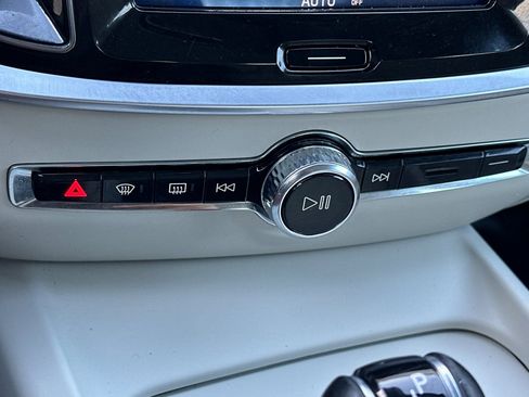 Used 2019 Volvo S60 T6 Momentum w/ Premium Package image 22