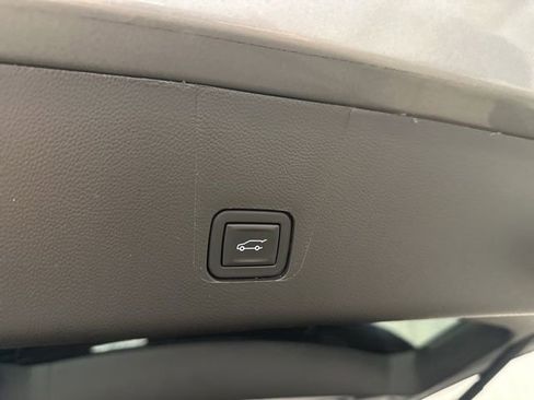 Used 2023 Chevrolet Traverse LT FWD image 32