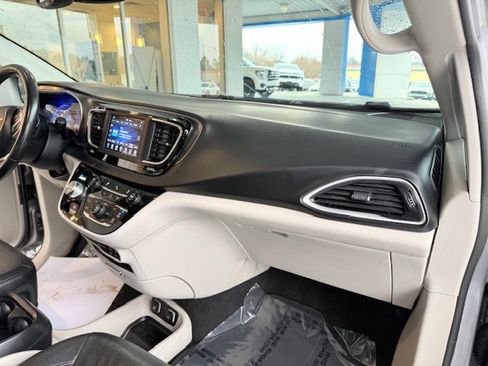 Used 2020 Chrysler Pacifica Touring-L image 23