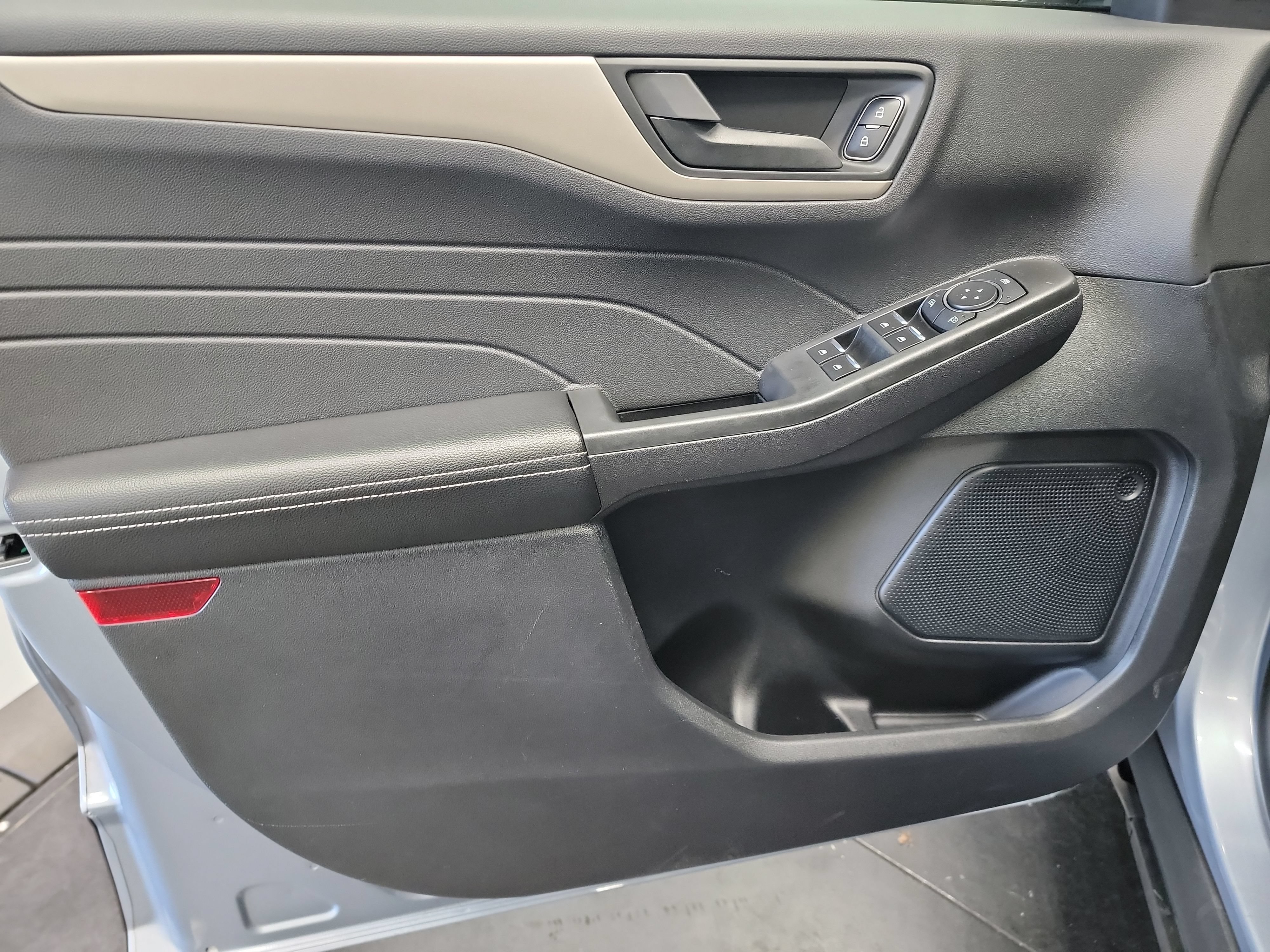 Used 2022 Ford Escape SE w/ SE Sport Appearance Package FWD image 13