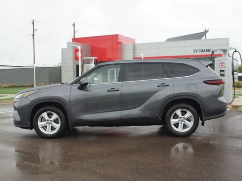 Used 2024 Toyota Highlander LE AWD/4WD image 12