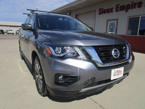 Used 2017 Nissan Pathfinder SL FWD image 3