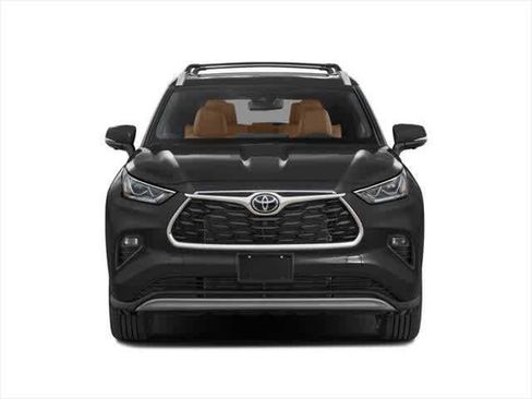 Used 2023 Toyota Highlander Platinum FWD image 4