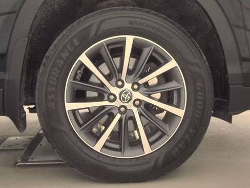 Used 2019 Toyota Highlander XLE w/ Carpet Mat Package (TMS) AWD/4WD image 18
