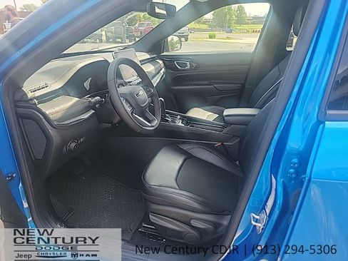 Used 2025 Jeep Compass Trailhawk AWD/4WD image 9