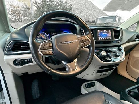 Used 2020 Chrysler Pacifica Touring-L image 12