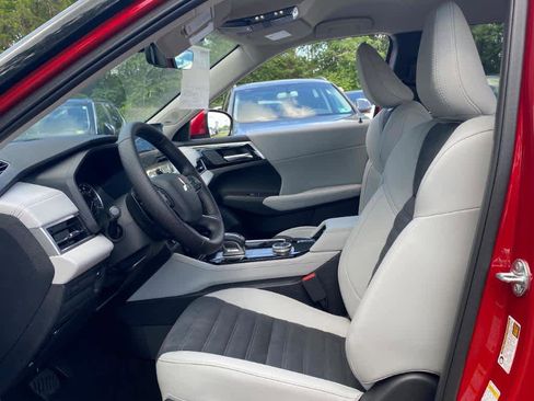 New 2025 Mitsubishi Outlander SE image 8