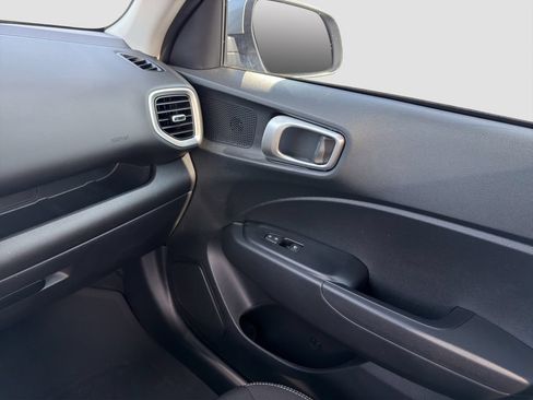 Used 2024 Hyundai Venue SEL FWD image 25