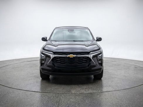 Used 2025 Chevrolet Trax LT FWD image 2