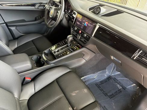 Certified 2025 Porsche Macan AWD/4WD image 17
