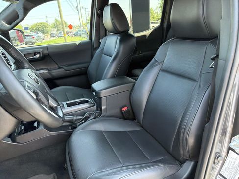Used 2022 Toyota Tacoma TRD Sport w/ TRD Premium Sport Package AWD/4WD image 17