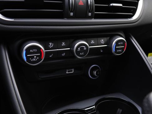 New 2025 Alfa Romeo Giulia w/ Driving Assist Package image 9