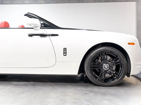 Used 2017 Rolls-Royce Dawn RWD image 23