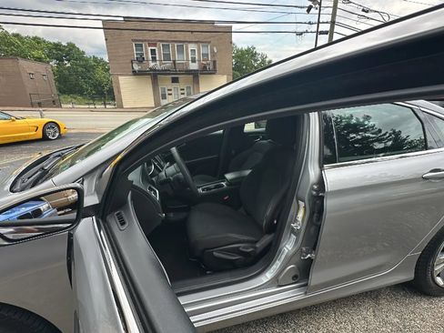 Used 2016 Chrysler 200 Limited FWD image 11