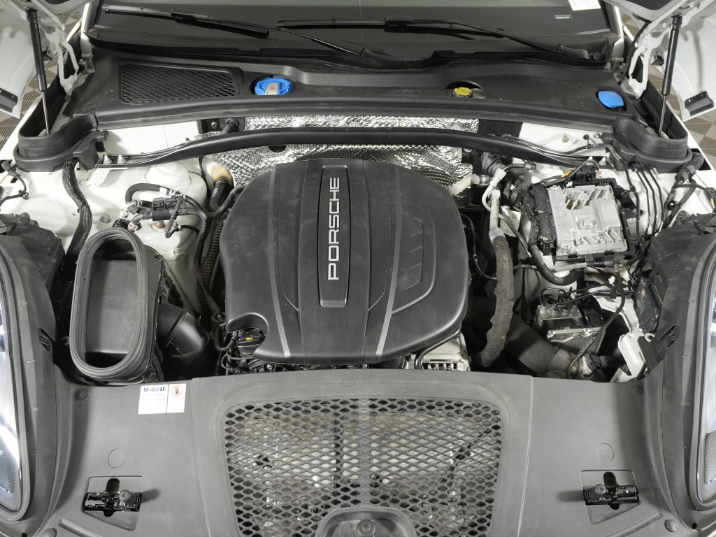 Certified 2020 Porsche Macan AWD/4WD image 43