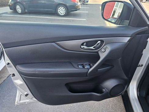 Used 2016 Nissan Rogue SV image 14