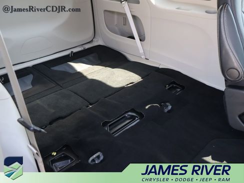 Used 2024 Chrysler Pacifica Touring-L image 12