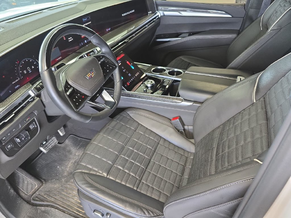 Used 2025 Cadillac Escalade V w/ LPO, ONYX Package AWD/4WD image 4
