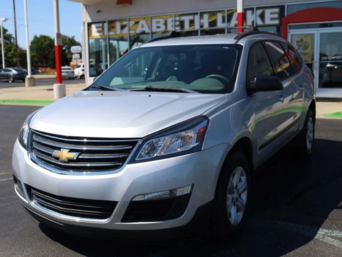 Used 2017 Chevrolet Traverse LS FWD image 1