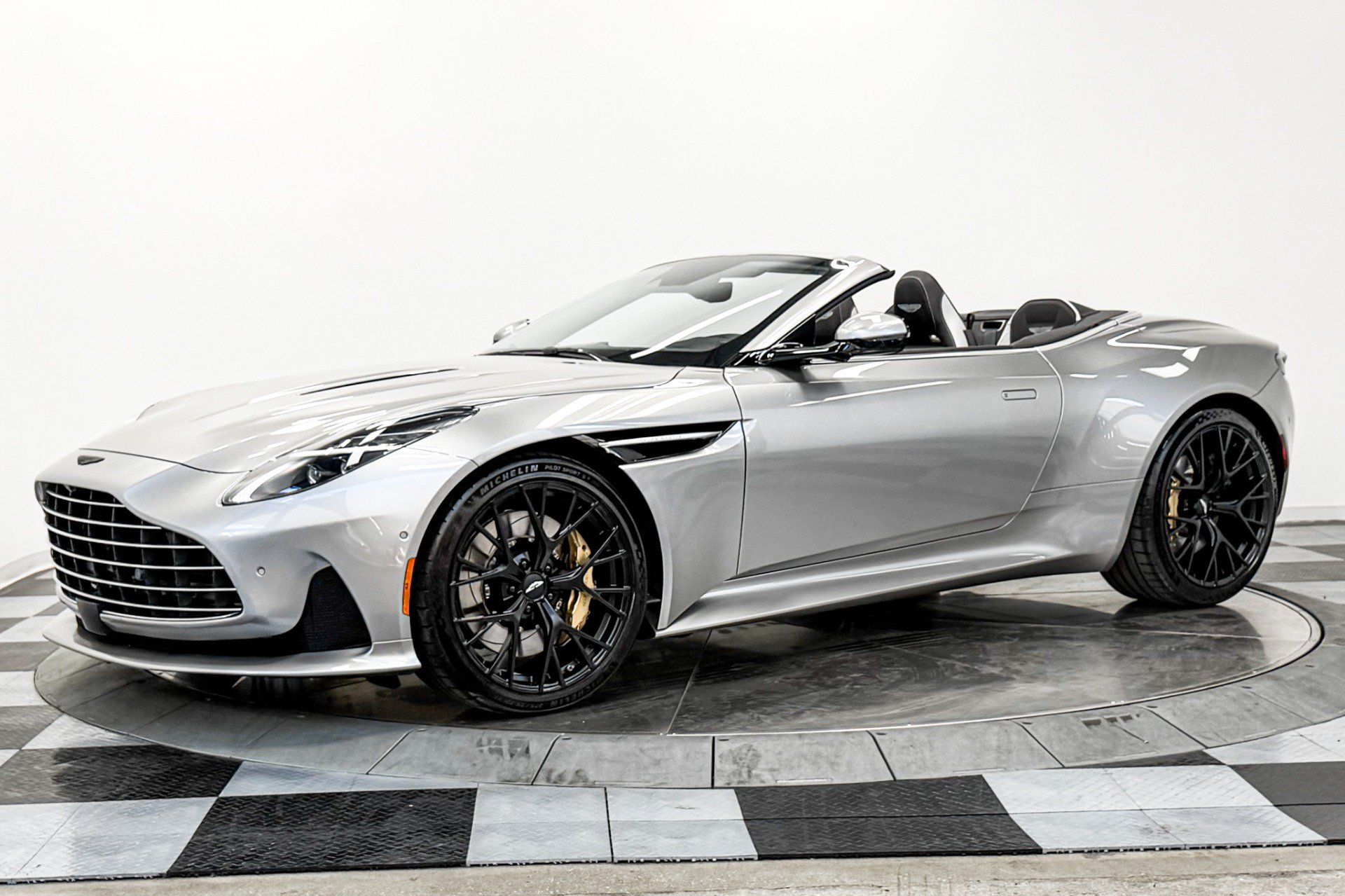 Used 2025 Aston Martin DB12 Convertible RWD image 37