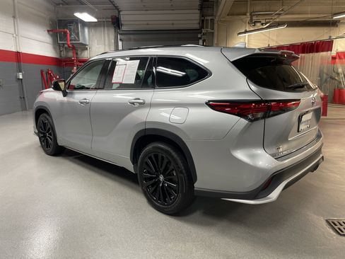Certified 2023 Toyota Highlander XSE image 8