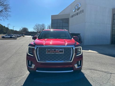 Used 2021 GMC Yukon Denali w/ Denali Premium Package image 3