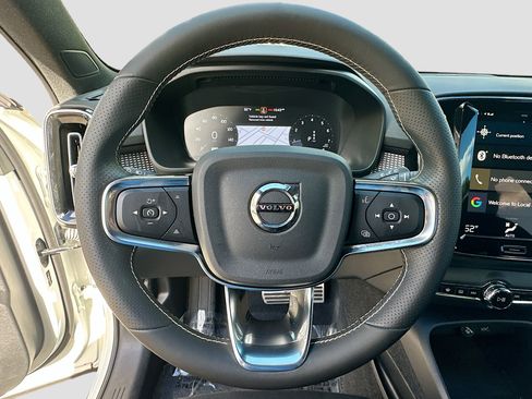 Used 2021 Volvo XC40 T4 R-Design image 11