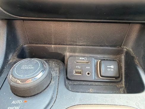 Used 2015 Jeep Cherokee Latitude w/ Comfort/Convenience Group AWD/4WD image 32