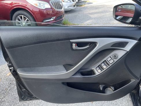 Used 2015 Hyundai Elantra SE w/ Option Group 03 FWD image 12