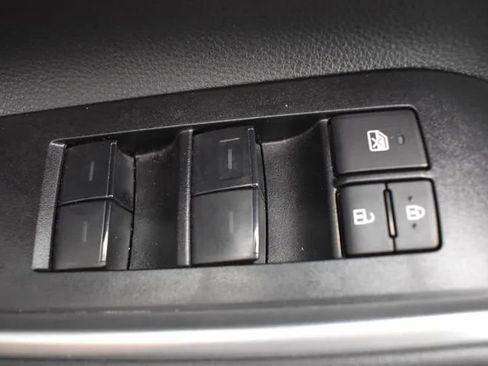 Used 2025 Toyota Highlander LE FWD image 21