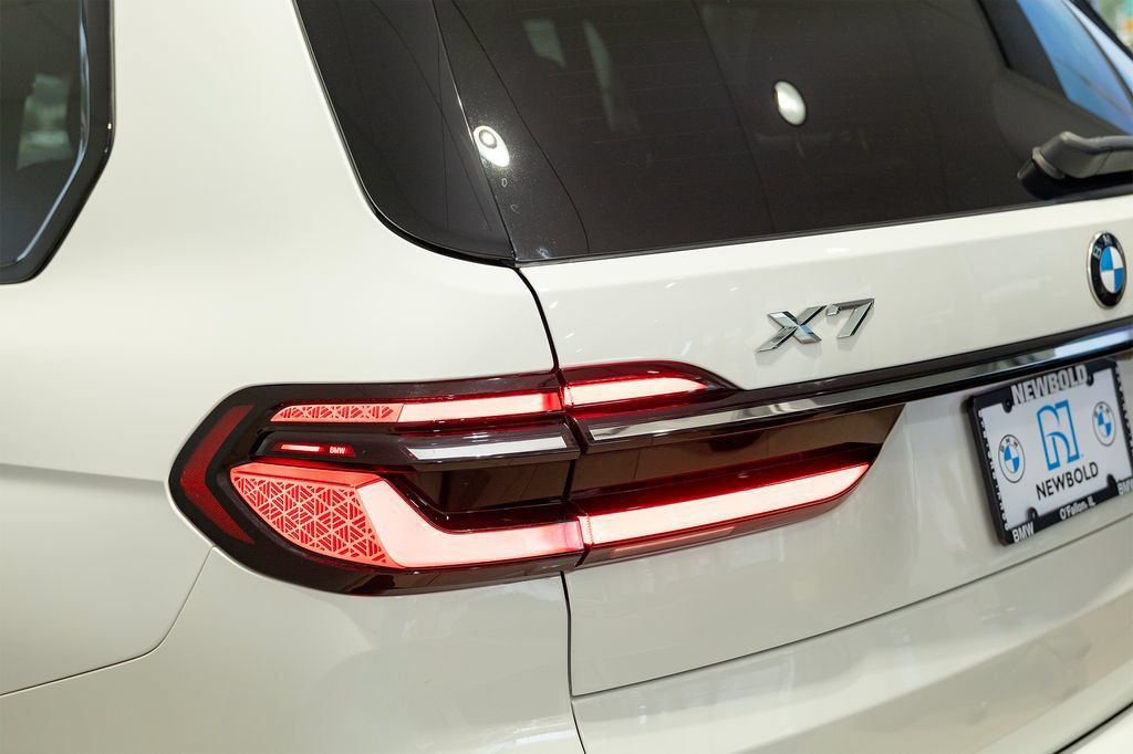 Used 2023 BMW X7 xDrive40i w/ Executive Package AWD/4WD image 3