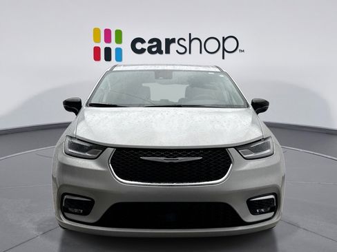 Used 2024 Chrysler Pacifica Touring-L image 8