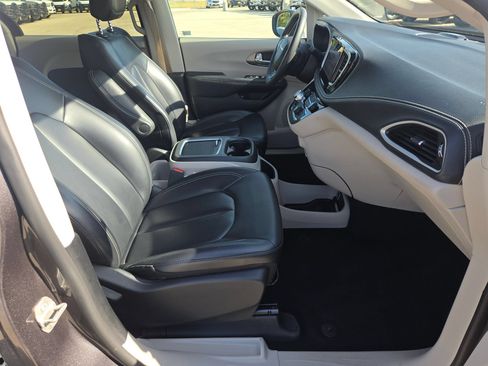 Used 2023 Chrysler Pacifica Touring-L FWD image 25