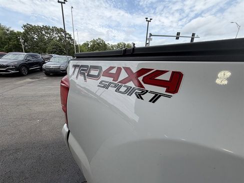Used 2017 Toyota Tacoma TRD Sport w/ Tow Package (A/T) AWD/4WD image 17
