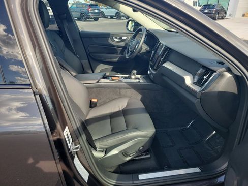 Used 2025 Volvo XC60 B5 Plus image 12
