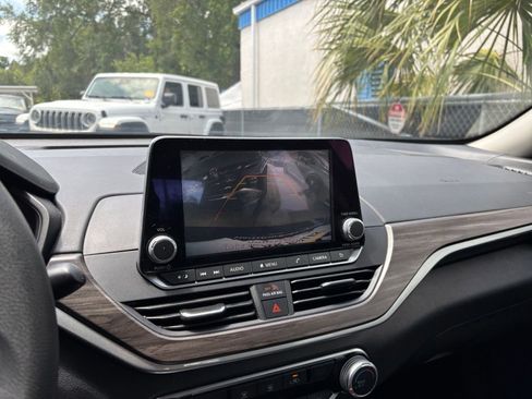 Used 2025 Nissan Altima 2.5 SV FWD image 24