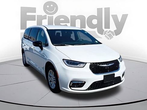 New 2026 Chrysler Pacifica Select FWD image 3
