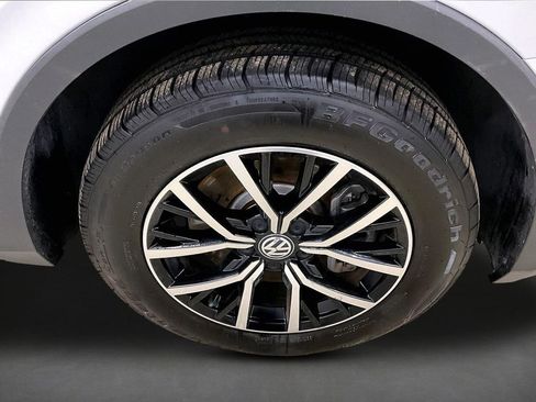 Used 2021 Volkswagen Tiguan SE image 32