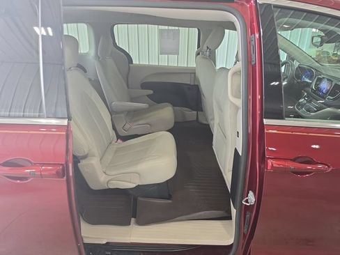 Used 2017 Chrysler Pacifica Touring FWD image 25
