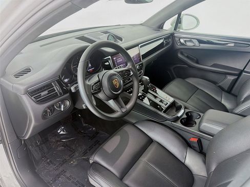 Certified 2025 Porsche Macan image 4