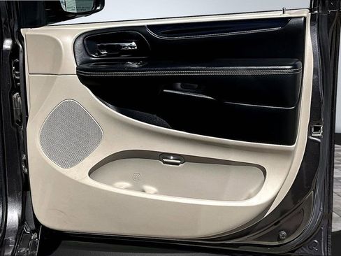 Used 2017 Dodge Grand Caravan SXT image 15