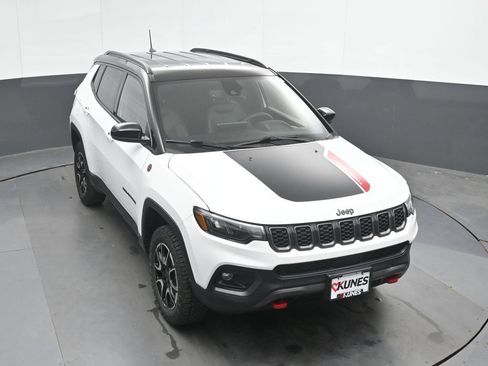 Used 2025 Jeep Compass Trailhawk AWD/4WD image 32