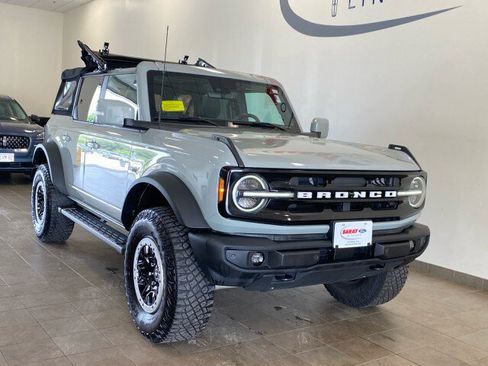 Used 2021 Ford Bronco Outer Banks w/ Sasquatch Package AWD/4WD image 3